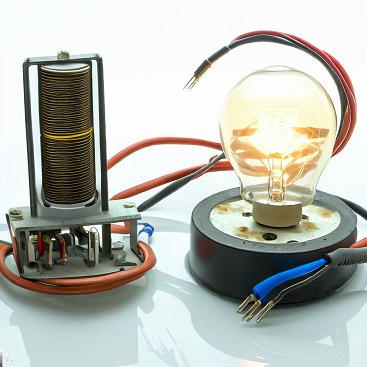 Electronic or conventional magnetic transformer for 12V halogen lamps